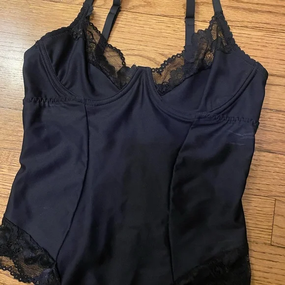 Elegant Black Lace Bodysuit - Picture 2 of 7